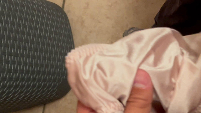 Bigbrook45: Masturbándose en Mater Inlaws Pink Issy satén bragas