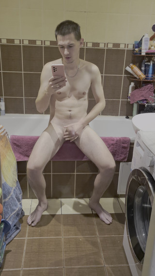 Fap_man93: Mladý táta si honí svého velkého ptáka v koupelně, dokud...