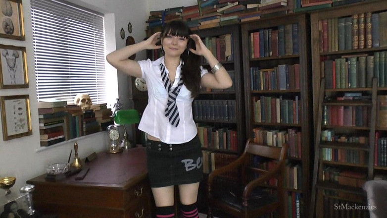 St Mackenzie's Archive: Хелен роздягається, коли зізнається, що руйнує ваш гуртожиток