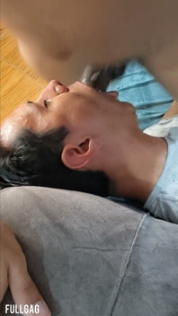 내 자지를 깊숙이 넣은 채 내 고환을 핥아줘