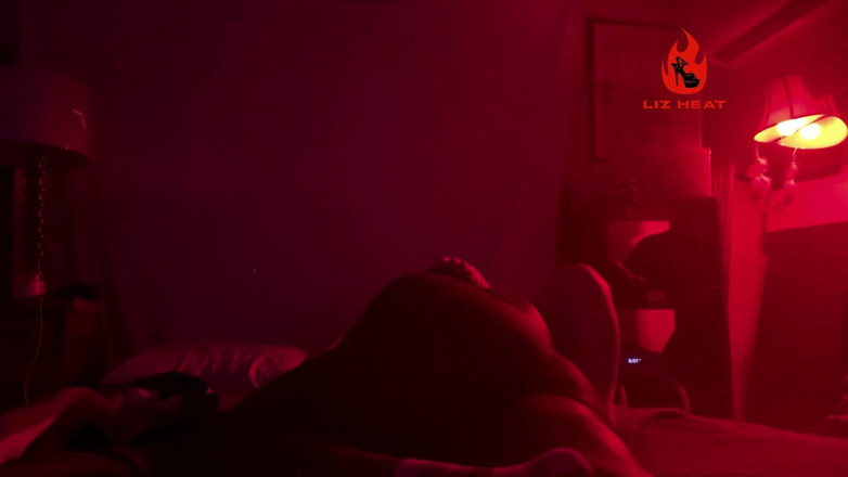Liz Heat: Esposa puta madura - noche de luz roja