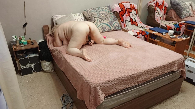 Zona901: Una vicina con un grosso culo rotondo e una fica...