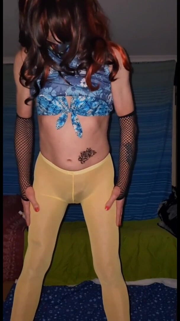 Lizzaali: Another clip i did in my yellow tights