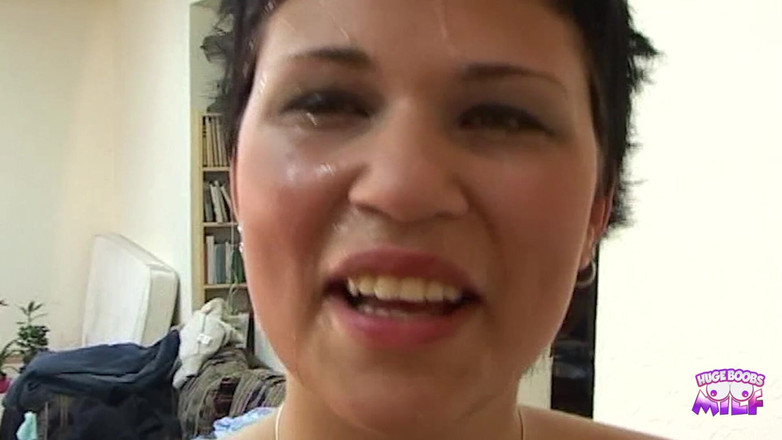 Huge Boobs MILF: Brünette mit kurzen haaren und einem tattoo lutscht einen schwanz...