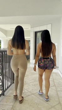 Tijera de mejores amigas cachondas después de una sesión de entrenamiento al aire libre