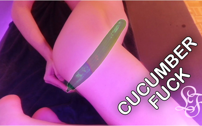 Lina Free: Ridning cuCUMber för en enorm mage utbuktning!