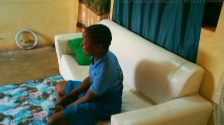 Pornsexlive: Мій зведений брат трахав мене на дивані