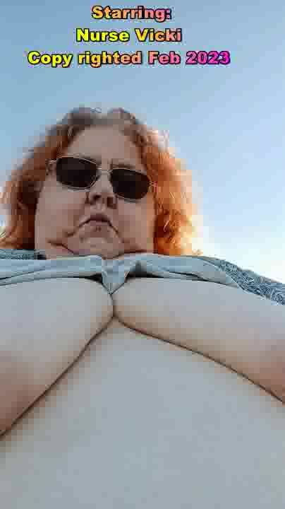 BBW nurse Vicki adventures with friends: La enfermera Vicki toma un descanso de humo playa