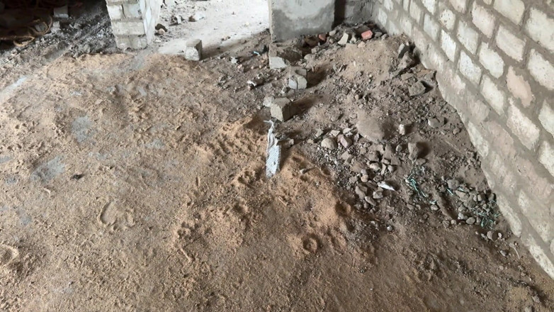 jaanvikapoor2580: 和可爱女孩在建筑下的户外性爱，紧致阴户性爱