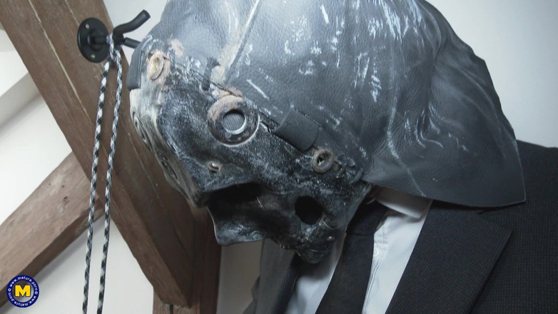 Mature NL: Heiße mutter wird zu einer zombie-mutter und fickt einen maskierten...