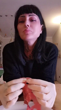 Tengo hambre ahora comiendo guantes de látex blanco de salmón Goddesslolli