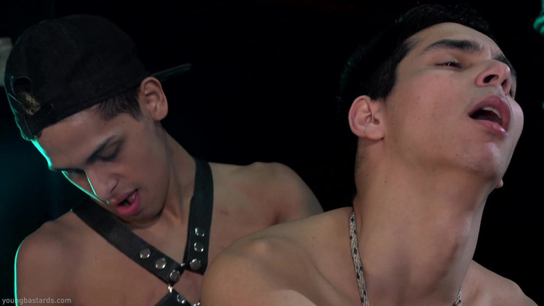 Kinky Twink: Xl-meister besamt tief