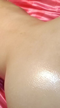 Aziatische stiefmoeder houdt van kontneuken. Olieachtig anaal op zijn hondjes 4k