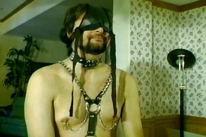 Lovers Of Vintage: Chlápek svázaný a potrestaný femdom dívkami