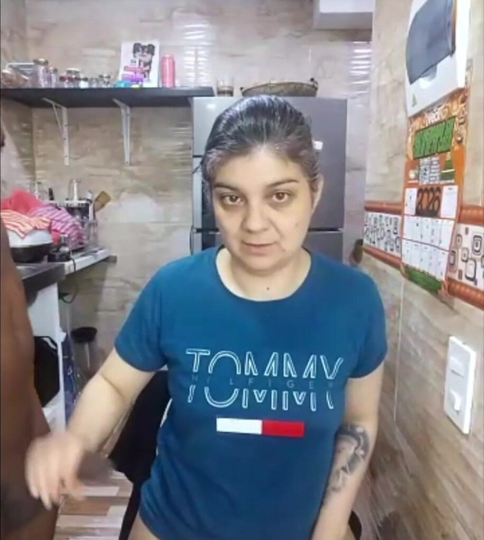 AnnyAndyelli: Un bărbat latino cu penis mare fute o fată albă...