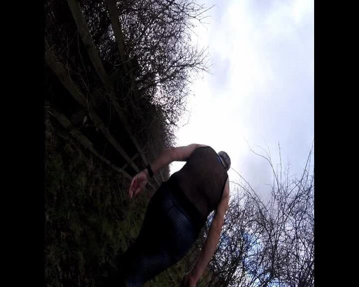 Andy: Cewek ini jalan-jalan sambil pakai baju