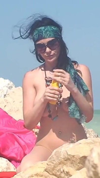 Adrianne på stranden! Visar upp video!