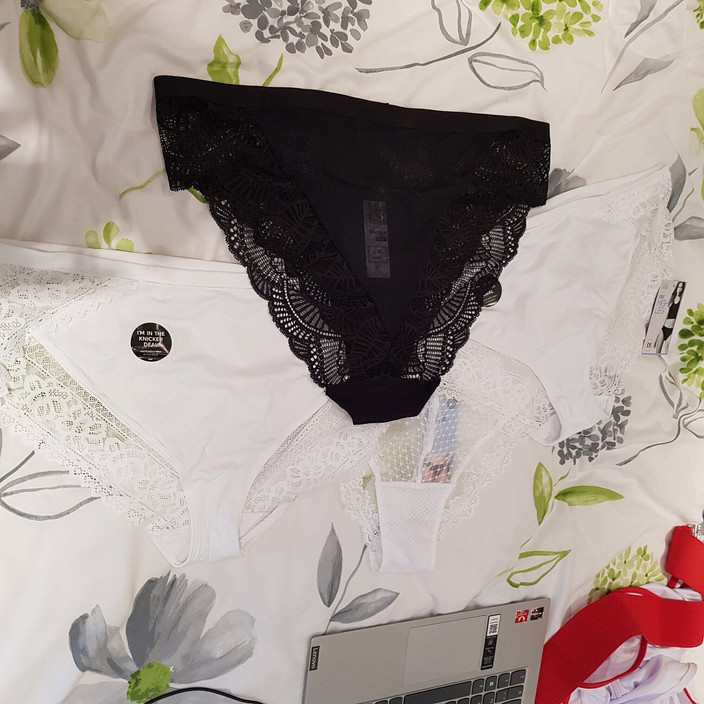 Uk Joolz: Probándome mi nueva braga realmente grande