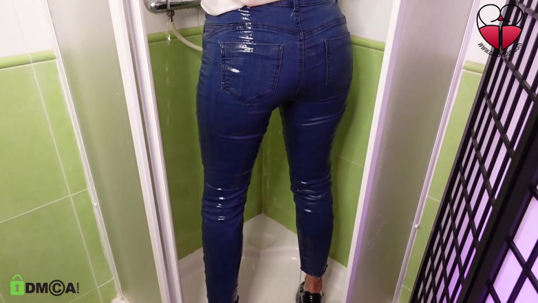 Candystart Videos: ジーンズとヒールでシャワーを浴びる