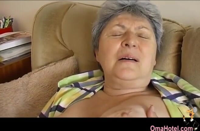 Old Nanny: Oma Hotel- Gerlinde, flat, gray hair granny in the solo...