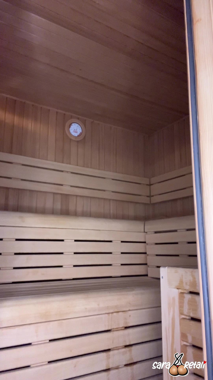 SARA RETALI: Squirt in the Sauna