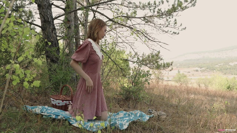 Teen Dreams: 拉娜用她的假阳具在户外玩耍