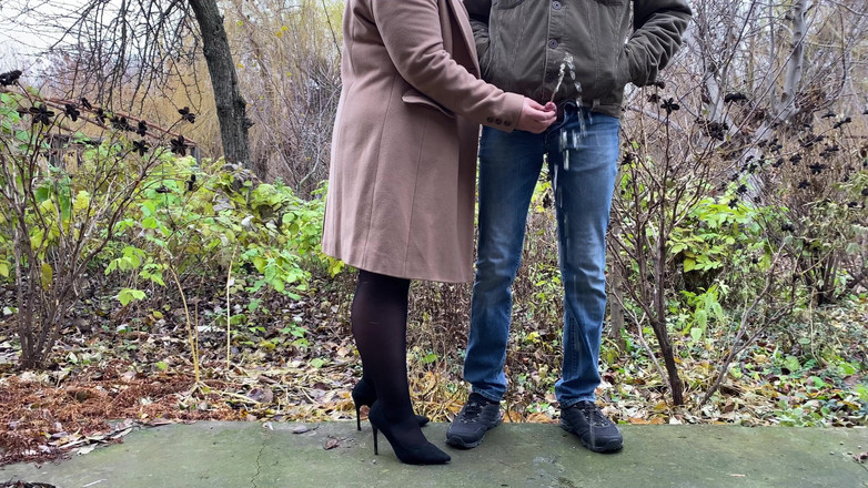 OurFetishLife: Schoonmoeder in leren rok en hakken houdt de lul van...