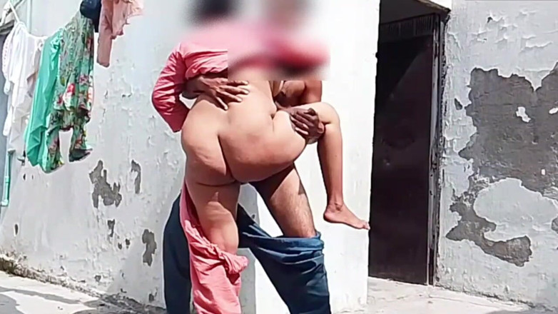Abida sexy: Bystiga desi indisk bhabhi suger kuk och knullas