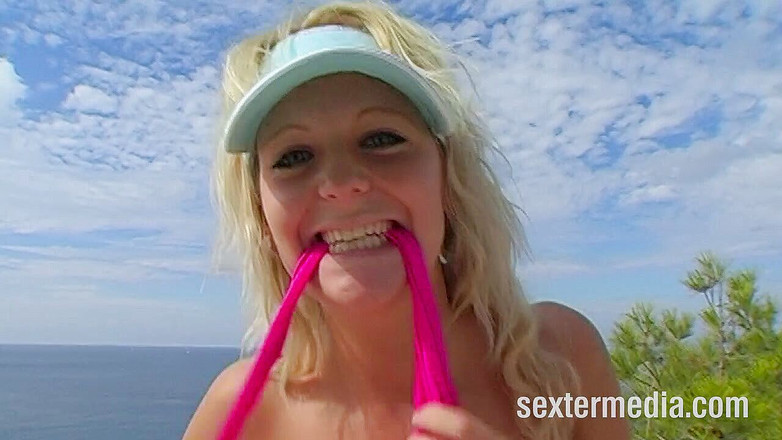 Beachbitches: Оголені пляжні повії за лаштунками