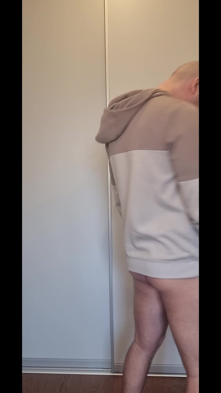 ShyCummerBoy: ストリップティーズとワイルドな射精を伴って