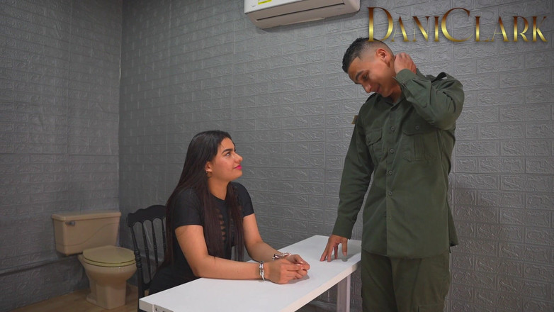 DaniClark: Policía Captura Y Se Folla a Su Chica Mala