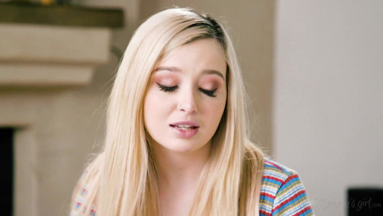 Mommy's Girl: Stiefmoeders meisje - tengere blonde Lexi Lore betrapt geile stiefmoeder Sarah...