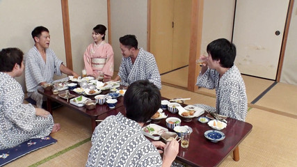 Caribbeancom: Gangbang Jepun di rumah teh