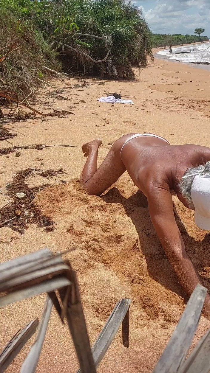 Ladysilvas: Ladysilva Femboy am strand trägt höschen, zeigt ihren heißen dicken...