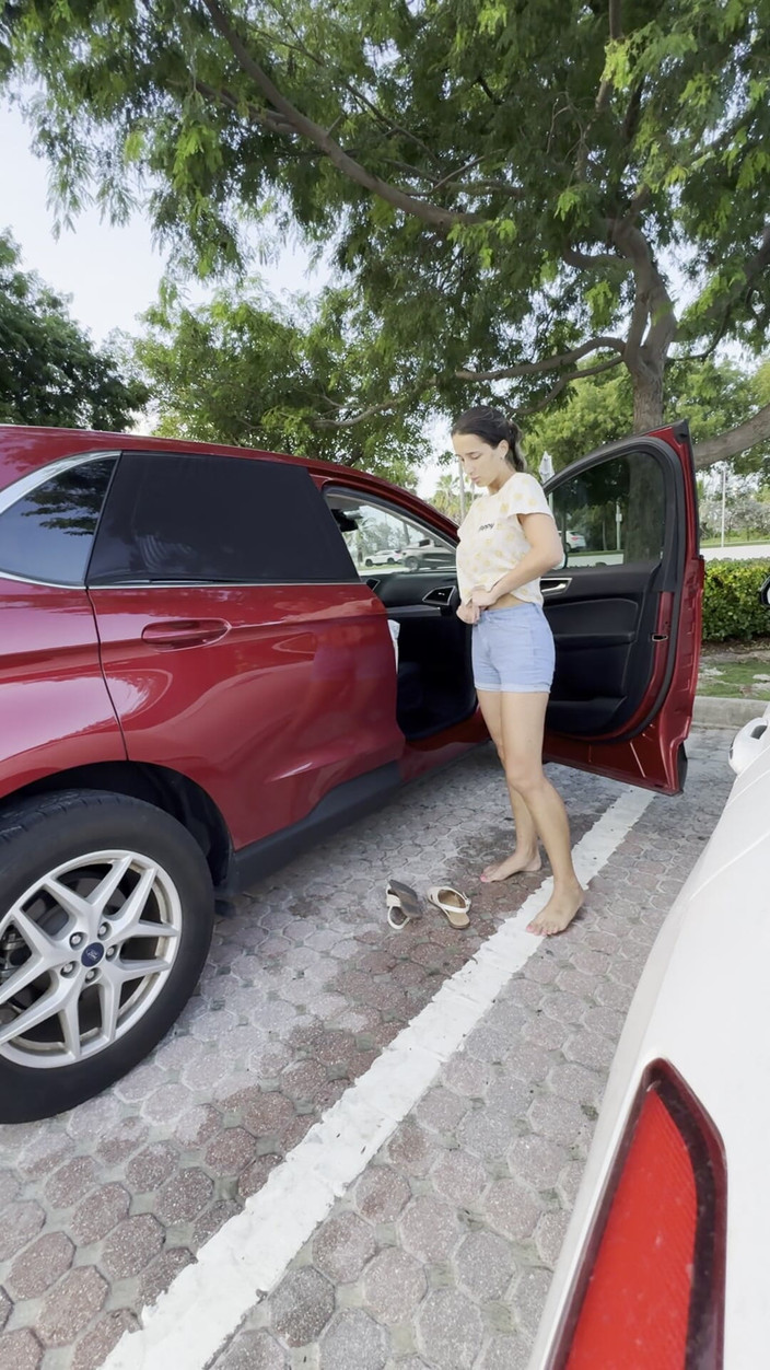 Sweet Buttocks: Striptýz na parkovišti před sluncem