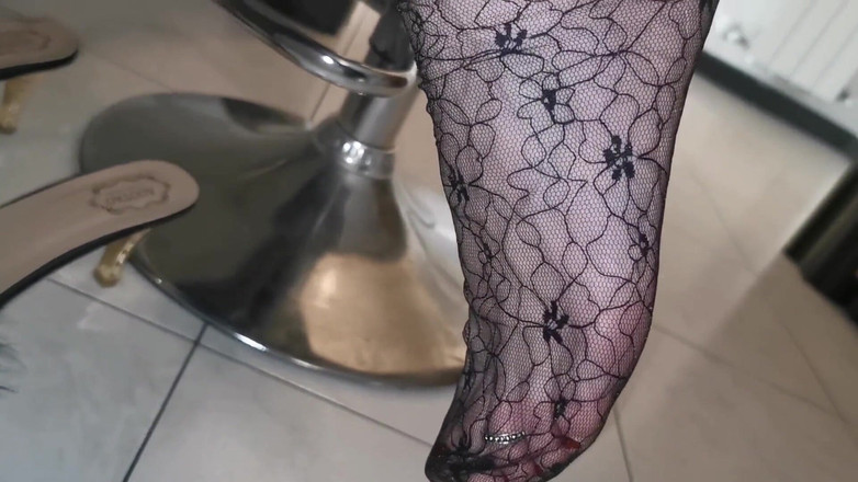 Yvonne: Khusus pecinta stoking nilon