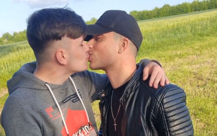 boyzxy212: Schwules paar raucht, küsst, blowjob und kommt im freien