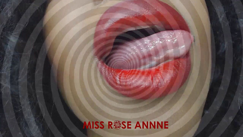 Insomnia Domina: Lelaki kecil hilang dalam bibir merah jus