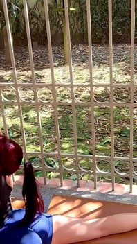 Sborrata anale con il suo allenatore mentre il suo fidanzato è nell'altra stanza