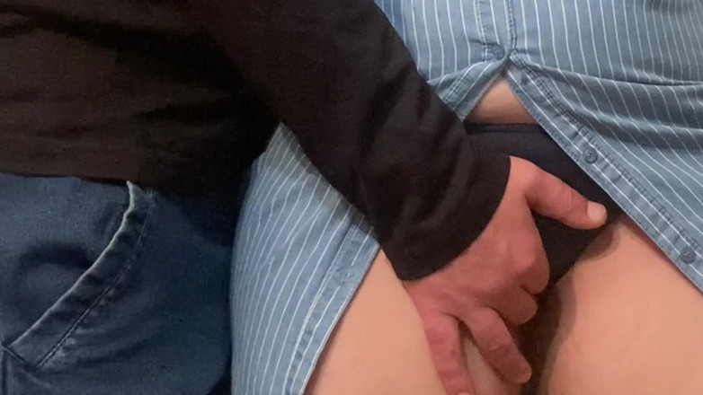 Niki studio: Omg! Orang asing menggesel batangnya pada saya dan menjolok pepek...