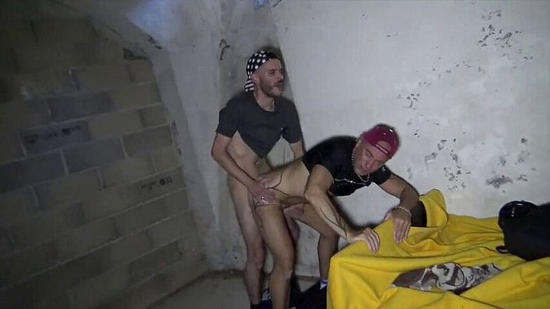 Gaybareback: Lelaki dikongkek tanpa kondom oleh twink