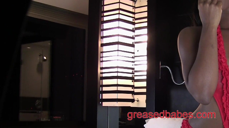 Greased Babes XXX - Greasy Tits and Oiled Asses: Persia si cewek semok kulit hitam lagi asik muasin memek...