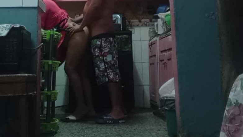 BigassMILF40: Mẹ chồng tôi đang ở trong nhà bếp làm thức ăn và anh ấy...