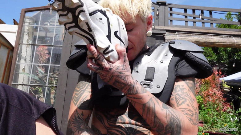 Transnificent: 축구장 뒤에서 따먹히는 Austin Spears!