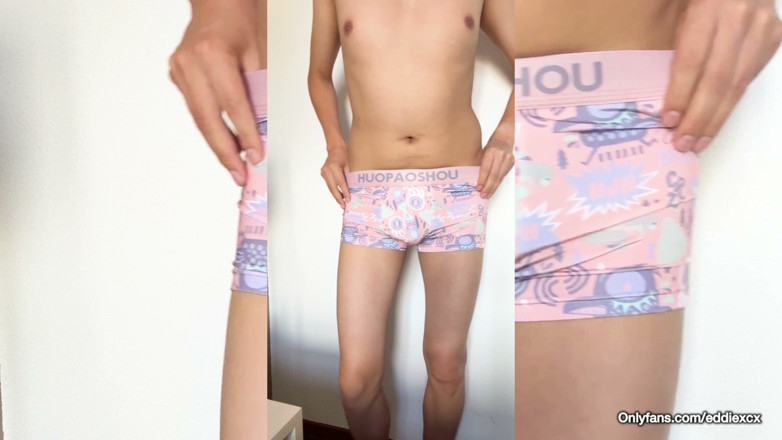 eddiexcxc: Twink si hraje se svým ptákem