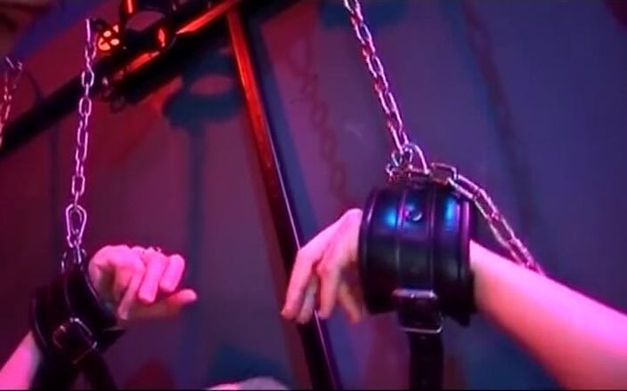 Porno kino: La nena alemana atada da todo lo que tiene en...