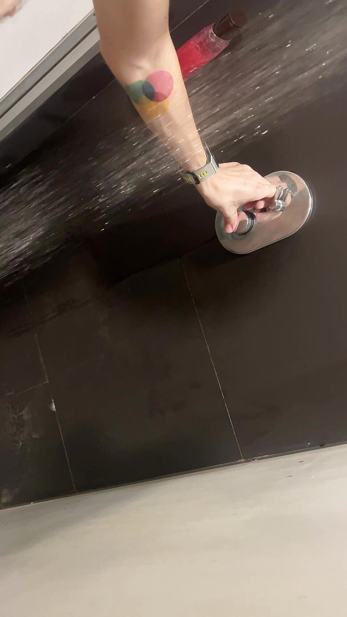 Dirty Dog: 同性恋健身房淋浴更衣室。抚摸我的大黑。