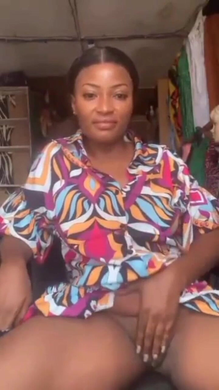 Me and my new slut: Masturbare publică a unei mame excitate care își joacă pizda grasă în...