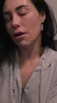 Ratu Milf bersaiz miang suka merasai cara awak mengisinya