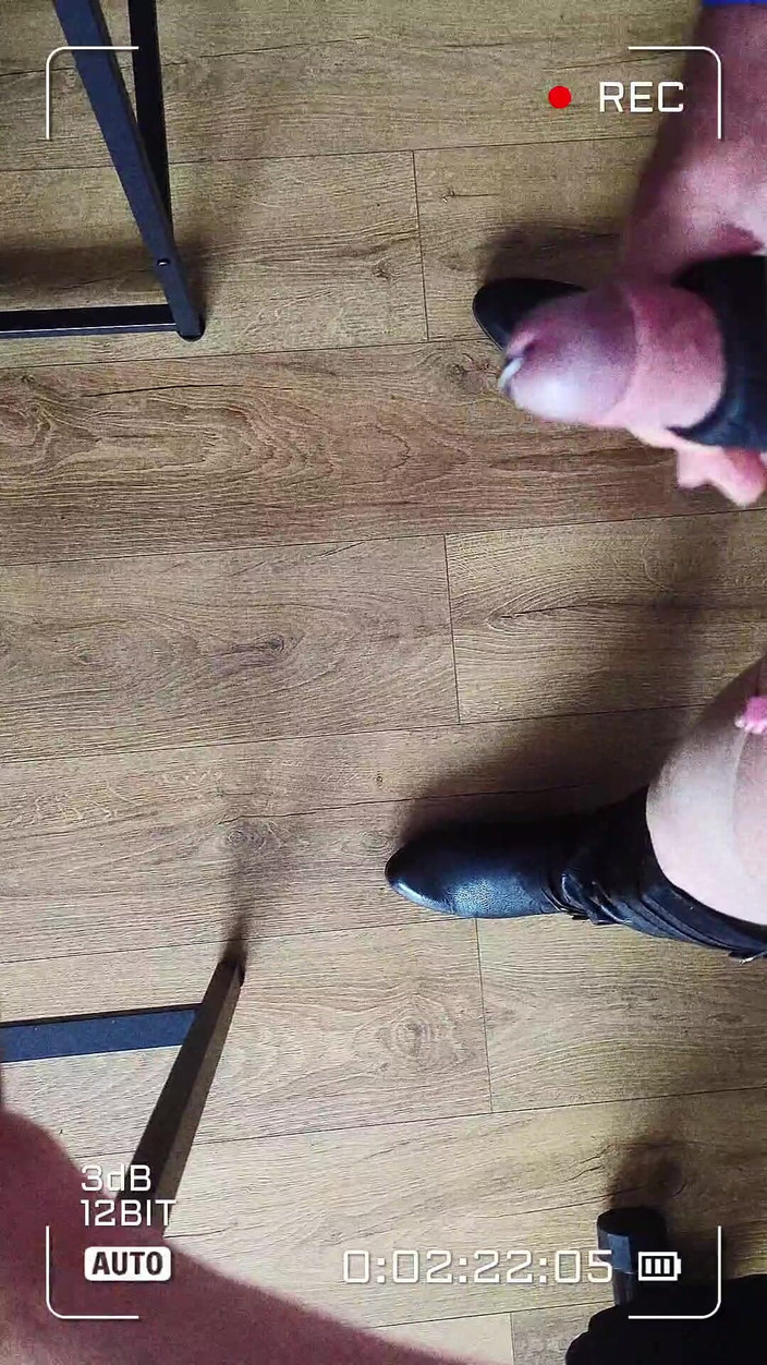 Bellhead: 穿着粉色吊带和靴子撸管并射精